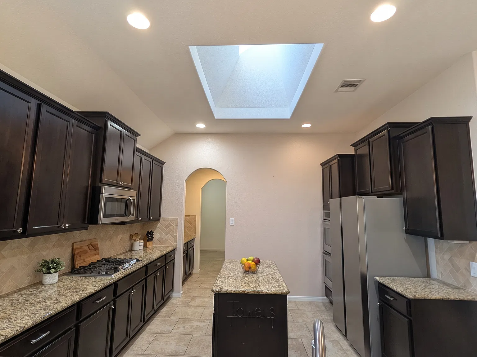 3 bed, 2.5 bath, 2361 sqft, $2,300 — Photo 2