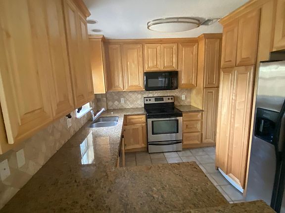 Kitchen 
Granite countertops 
Custom cabinets