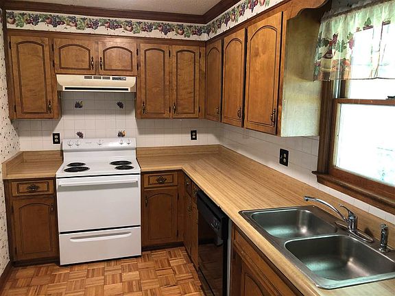 4th image of 76 Sweetbriar Ln