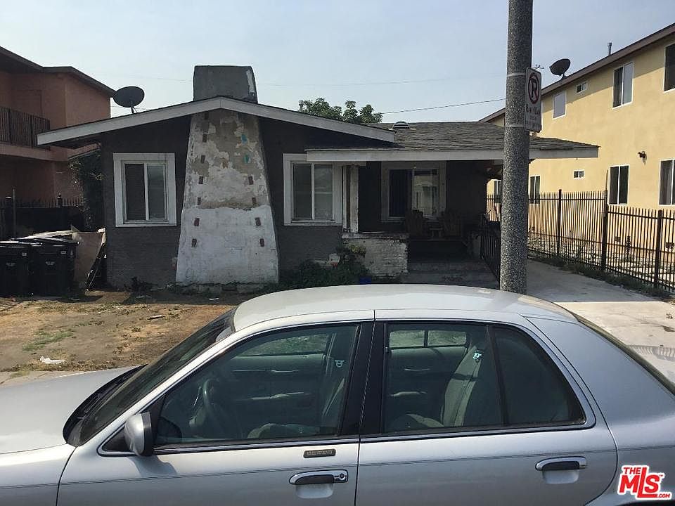 2nd image of 216 W 83rd St
