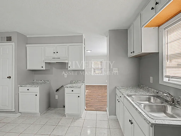 4064 Chippewa Rd — Photo 7