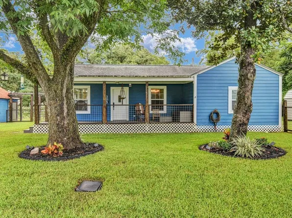 305 S 15th St, West Columbia, TX 77486