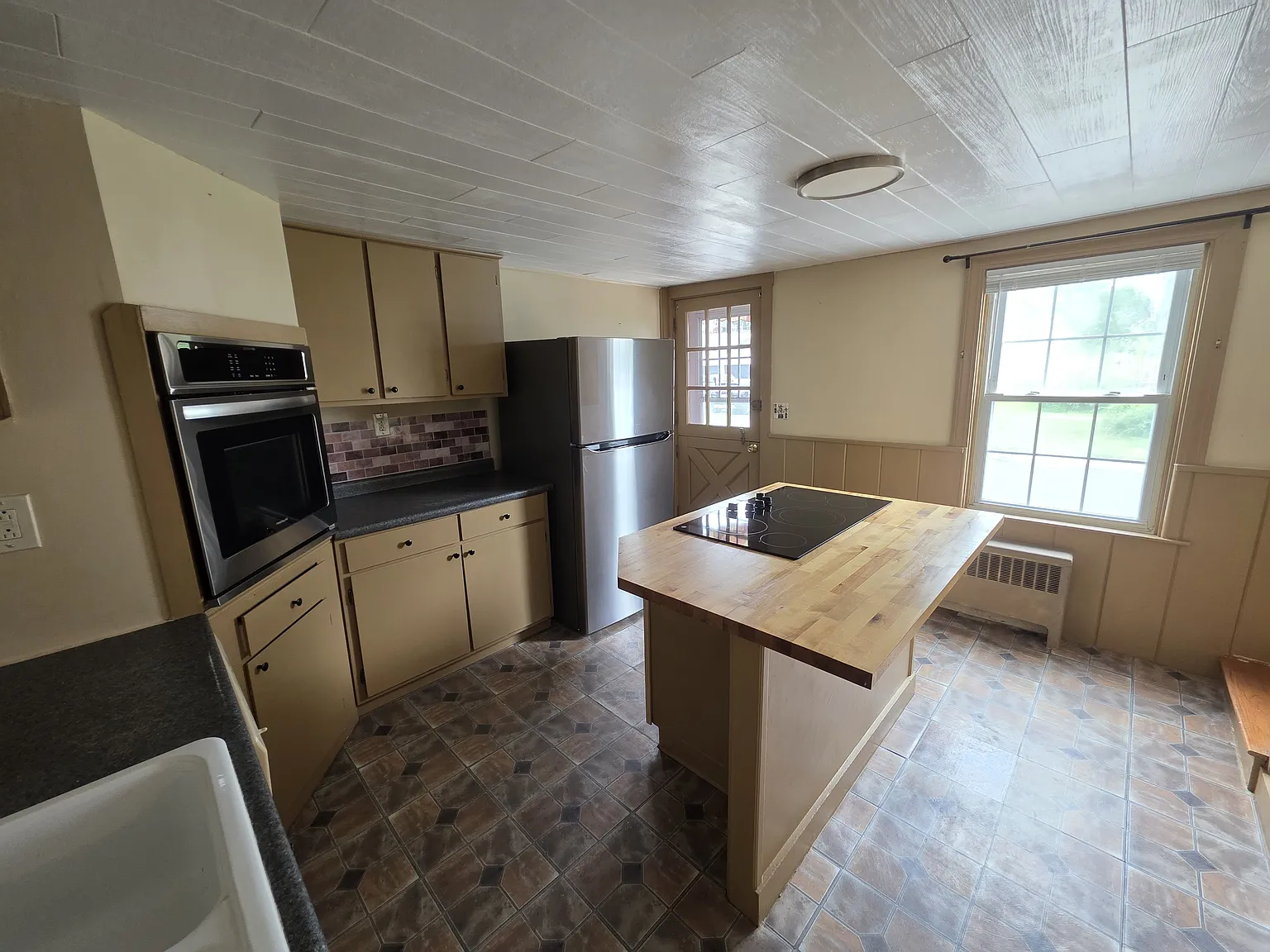  440 S Main Townhouse 3b/1.5b Garage! Deck/Yard! Petsok Laundry — Photo 4