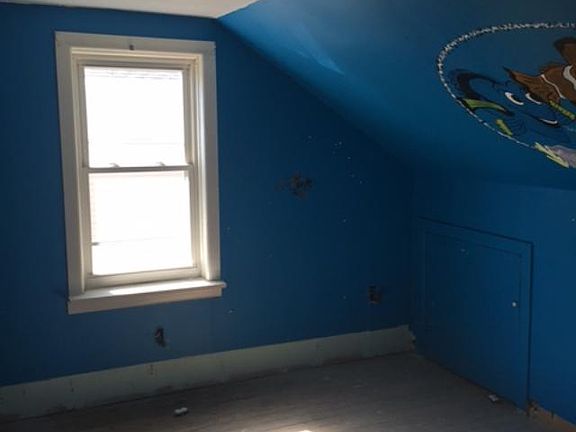 5th image of 928 Wood St