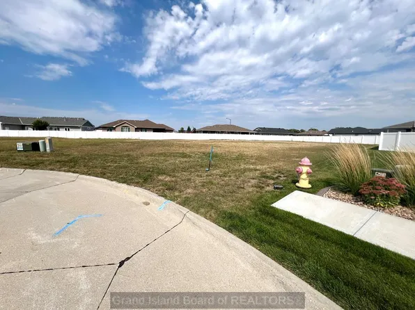 3309 Torrey Pines Pl, Grand Island, NE 68803