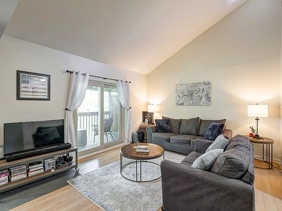 3rd image of 427 Summit Ridge Pl