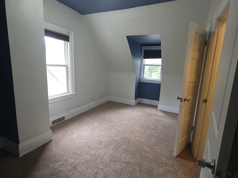 1401 Grant St — Photo 15