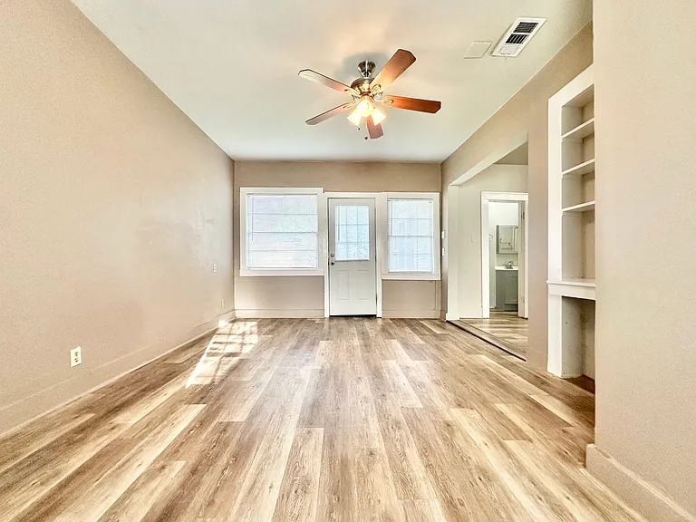 2613 N Elm St — Photo 4
