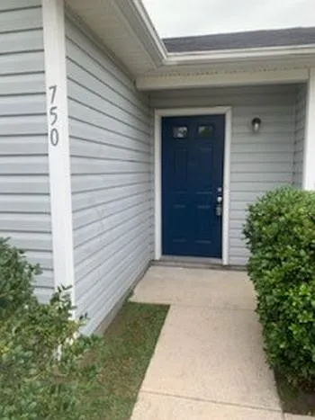 Building Photo - 750 Pinewood Dr