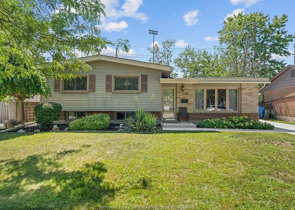 1st image of 4235 Mitchell Cres