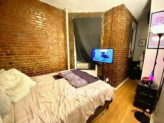 4th image of 333 W 43rd St #1S