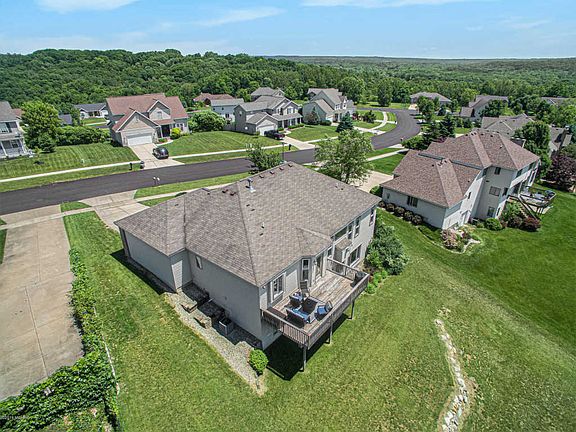 4th image of 950 River Rock Dr NE