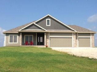 1859 Nature Ct, Winterset, IA 50273