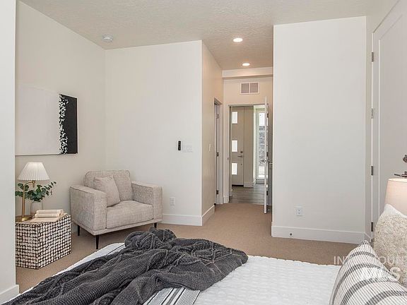 4th image of 508 & 516 E Violets Cove Ln