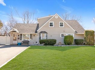 24 Fisher Ln, Levittown, NY 11756