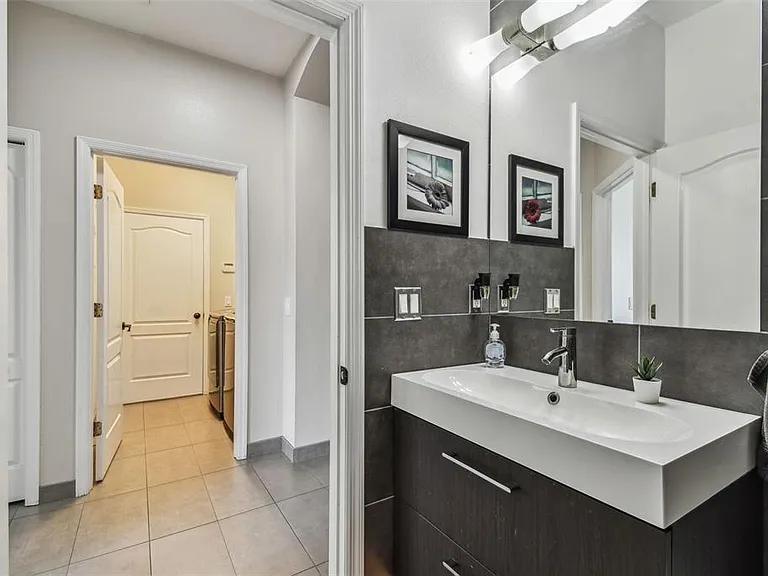 8208 Pinewood Run Ct — Photo 35