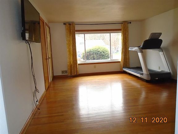 2nd image of 820 Dickinson Dr