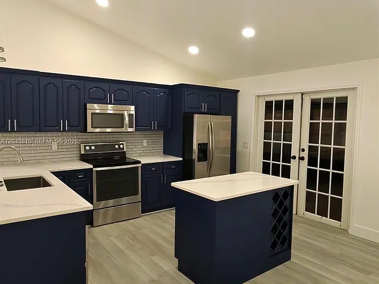 1430 SW 85th Ter — Photo 3