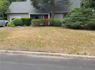 92 Howe Rd, Coram, NY 11727