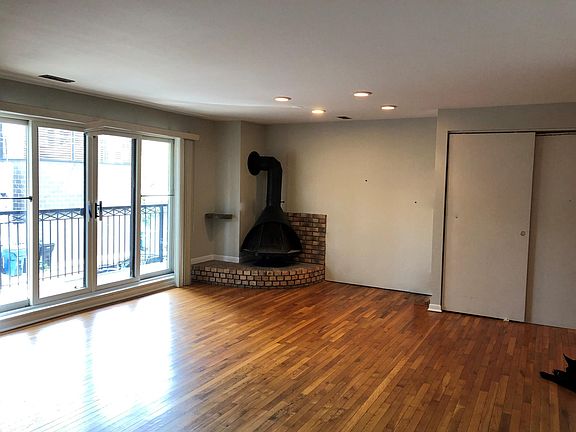 Livingroom (non-working fireplace)