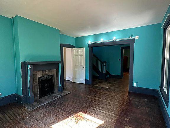 3rd image of 228 Graham St