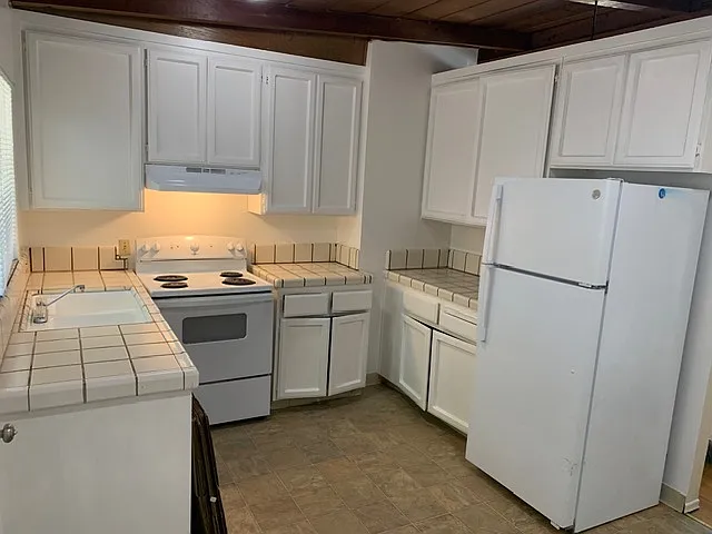 2 bed, 750 sqft, $3,200 — Photo 2