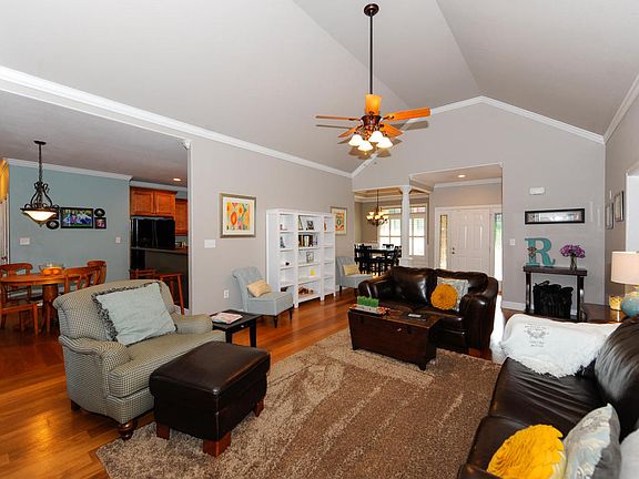 3rd image of 411 Lindbrook Way
