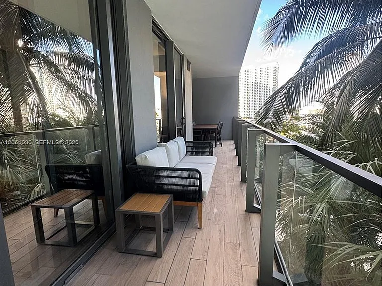 88 SW 7th St #805 — Photo 1