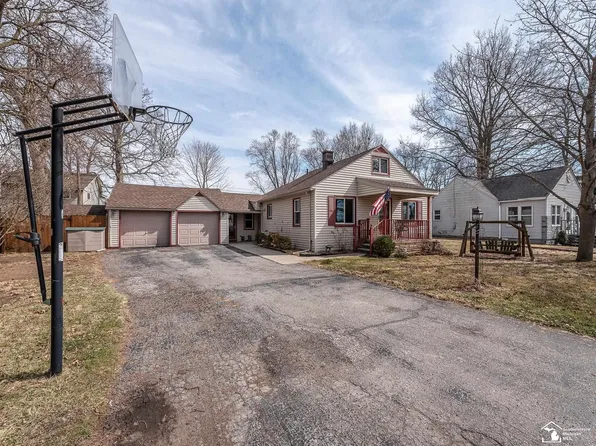 30467 Pointe Dr, Gibraltar, MI 48173