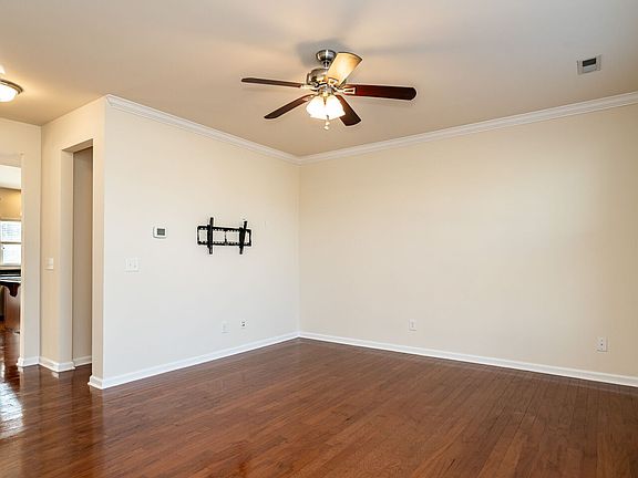 3rd image of 309 Roundhouse Ln