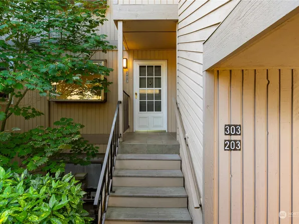 23003 Lakeview Drive #203, Mountlake Terrace, WA 98043