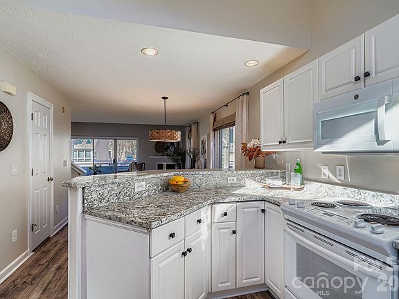 4th image of 14617 Waterside Dr