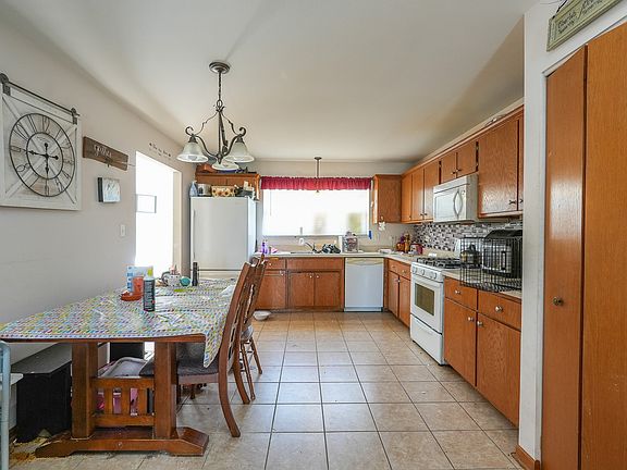 3rd image of 625 Enclave Ln