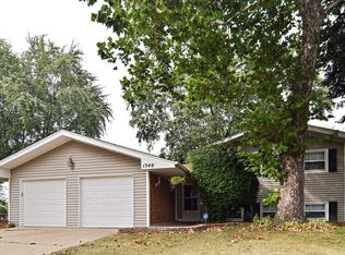 1540 Edgefield Ln, Hoffman Estates, IL 60169