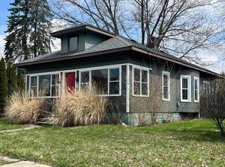 405 Magnolia St, Three Oaks, MI 49128