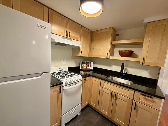 2nd image of 81 Bridge St APT 3