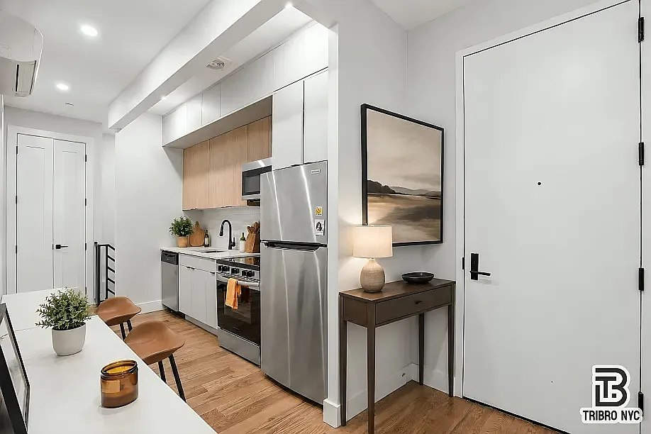 86 Manhattan Avenue — Photo 3