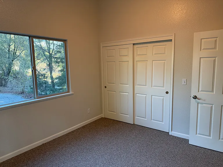 140 Holiday Ln — Photo 14