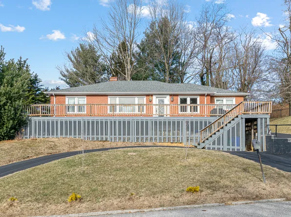 1407 Crestview Dr, Blacksburg, VA 24060