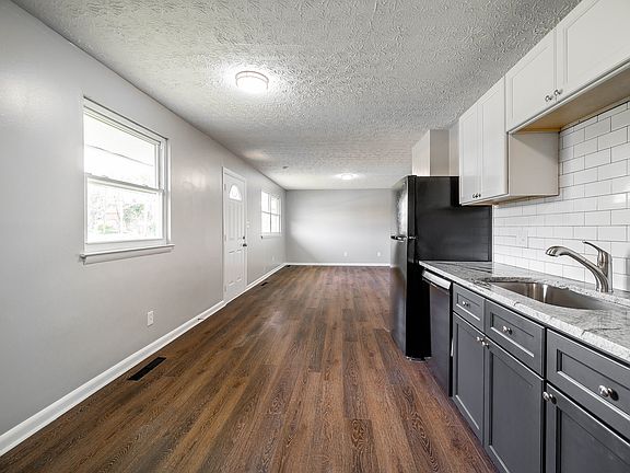 4th image of 2971 Parsons Ave