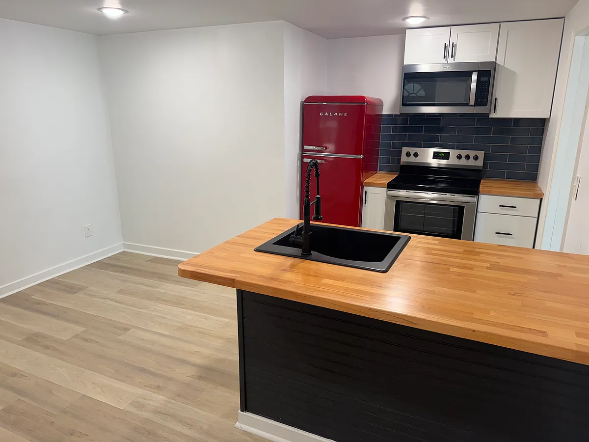 Building Photo - 18 Palm Ave #B