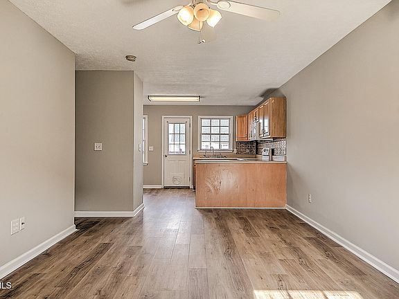 4th image of 570 Beaverview Dr