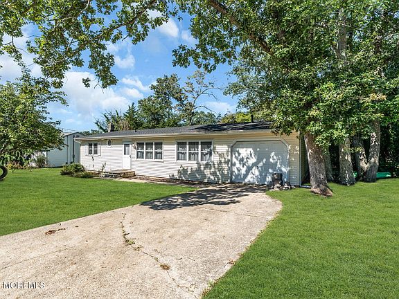 3rd image of 308 Emerald Drive