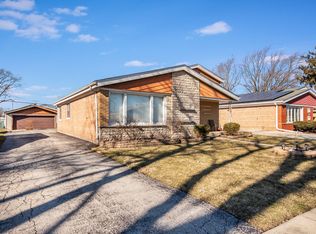 8928 S 49th Ct, Oak Lawn, IL 60453