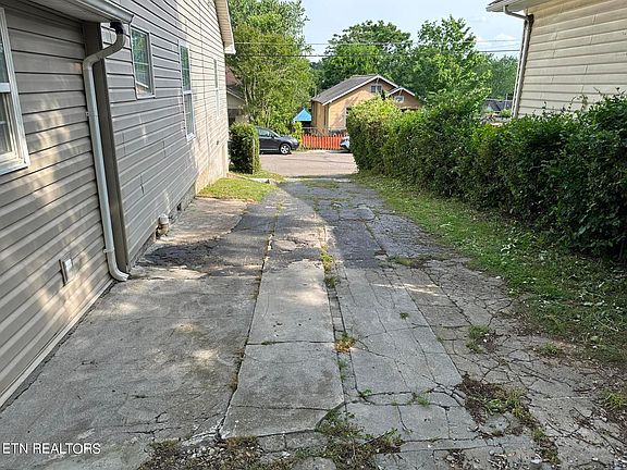 5th image of 913 W Scott Ave NW