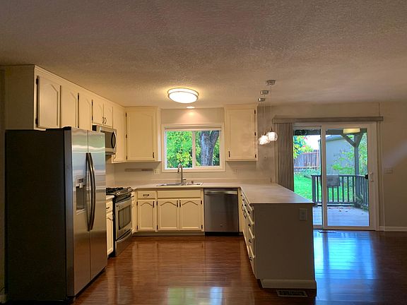 Kitchen. Laminate floors and laminate countertops.