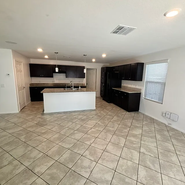 4 bed, 2230 sqft, $1,975 — Photo 3