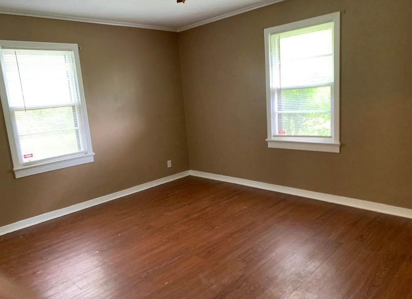 3 bed, 1.5 bath, 1300 sqft, $1,300 — Photo 3