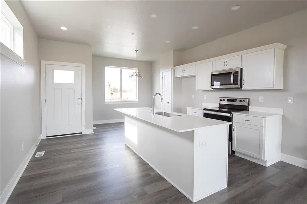 720 Southeast Drumlin Drive - House — Photo 3