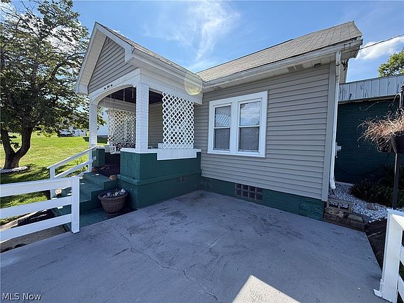 3rd image of 141 Warren Ln